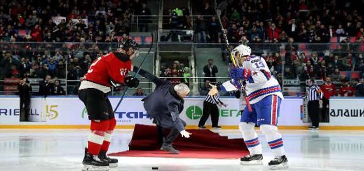 "Mou" sufre estrepitosa ca&iacute;da durante un partido de Hockey sobre hielo