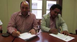 El asesor del Ministerio del Interior, Jos&eacute; Darquea, y el  fundador de la barra Boca del Pozo, Giusepe Cavanna, durante la firma del acta. Foto: Ministerio del Interior 