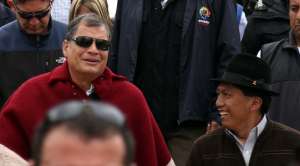 El presidente Rafael Correa junto al dirigente ind&iacute;gena Humberto Cholango, quien estuvo presente en los actos en que particip&oacute; el mandatario en Cangahua. Foto: Presidencia  