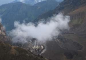 Imagen del 4 de mayo que muestra un incremento en la salida de vapor y gases en todo el campo fumar&oacute;lico del volc&aacute;n. Foto: Instituto Geof&iacute;sico