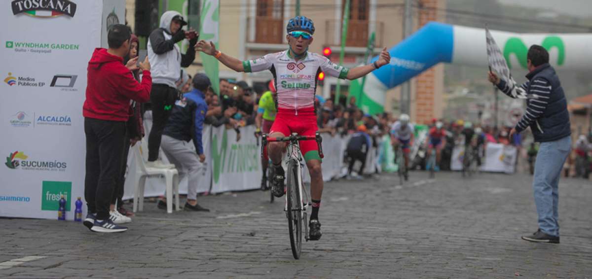 El colombiano Cristian Tobar festeja su triunfo en la quinta etapa de la Vuelta Cicl&iacute;stica, cuya meta se ubic&oacute; en el centro de San Gabriel (Tulc&aacute;n). 
