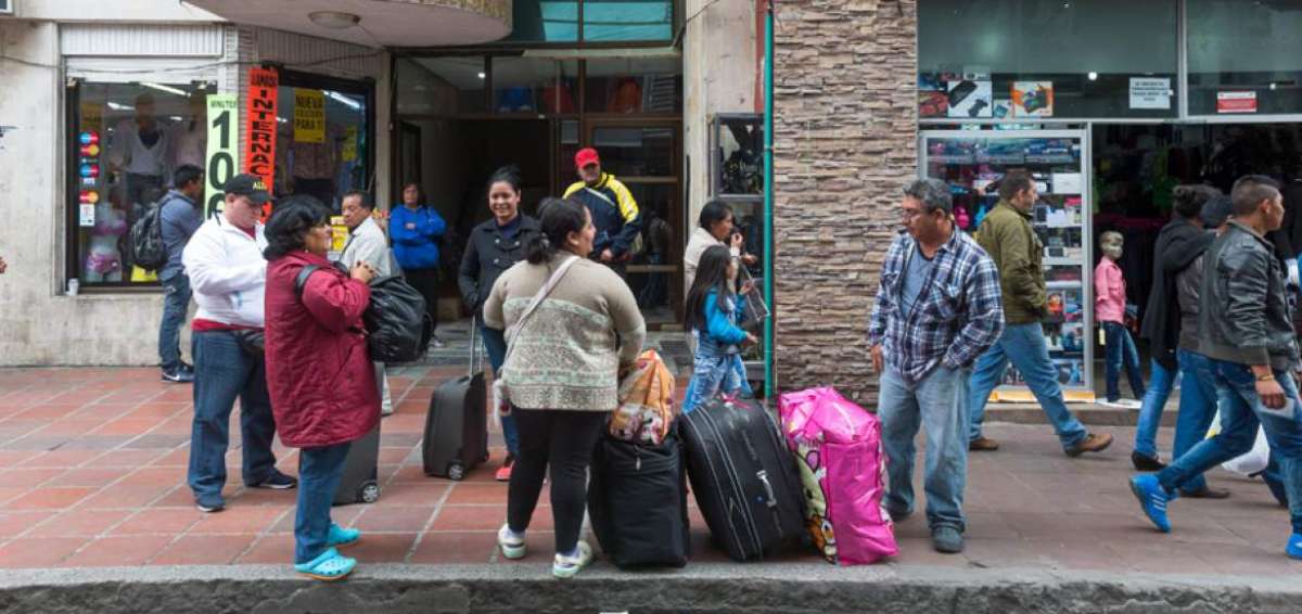 Maletas y bolsos llenos de distintos art&iacute;culos sacaron de los almacenes colombianos, los compradores procedentes de la capital de la Rep&uacute;blica.