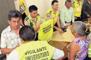 Los chalecos y las credenciales fueron entregados el viernes 27 de junio en la Facultad de Jurisprudencia de la Universidad de Guayaquil. Foto: William Orellana / El Tel&eacute;grafo