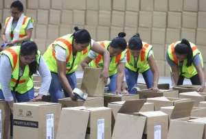El CNE alegó el Gobierno venezolano no ha emitido una respuesta para poder distribuir los kits electorales a través de dos consulados.