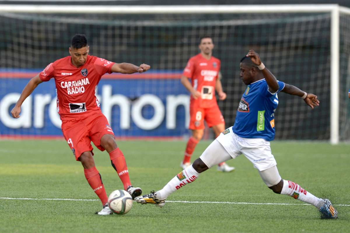 Daniel N&eacute;culman (rojo) es el goleador del torneo ecuatoriano de f&uacute;tbol, ayer marc&oacute; su tanto n&uacute;mero 15. Foto: Jos&eacute; Mor&aacute;n / El Tel&eacute;grafo