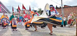 Los coloridos trajes de los danzantes rinden homenaje al plumaje del &ldquo;ave de oro&rdquo;, un ritual ancestral de danza, que se celebraba antes de la colonizaci&oacute;n.