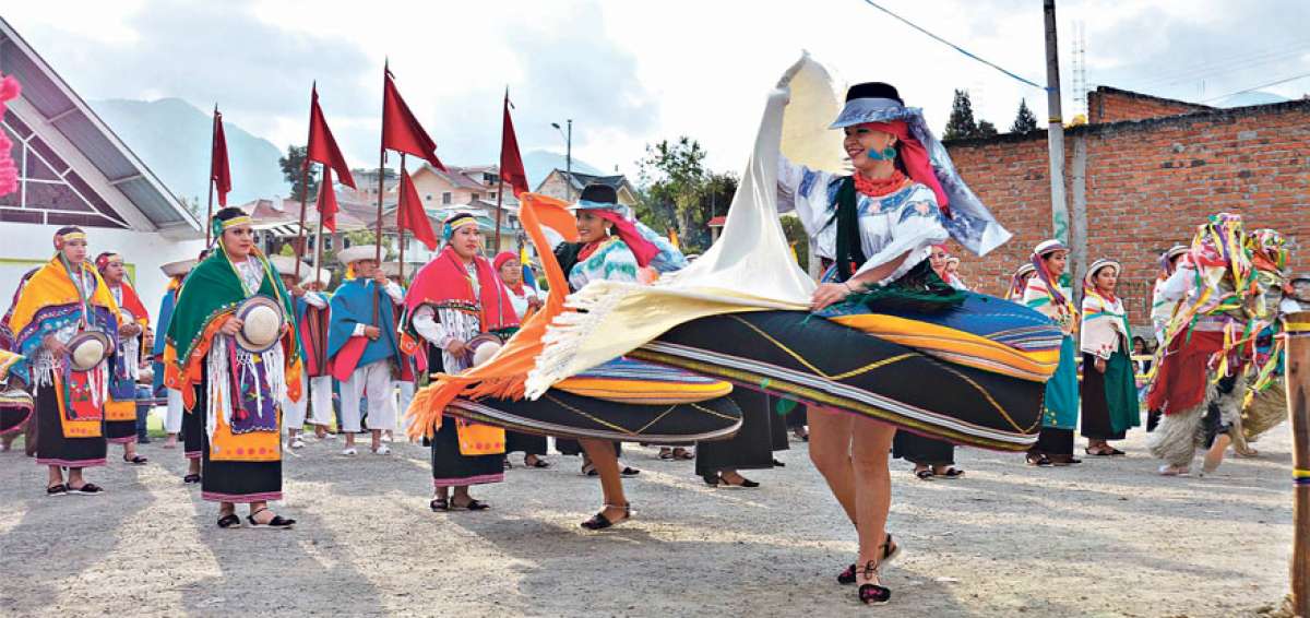 Los coloridos trajes de los danzantes rinden homenaje al plumaje del &ldquo;ave de oro&rdquo;, un ritual ancestral de danza, que se celebraba antes de la colonizaci&oacute;n.