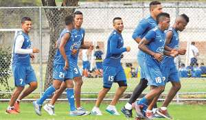 Los jugadores de Emelec, durante la &uacute;ltima pr&aacute;ctica que realizaron en el complejo de Los Samanes, antes de viajar a Quito para enfrentar a los &lsquo;chullas&rsquo;. Foto: API