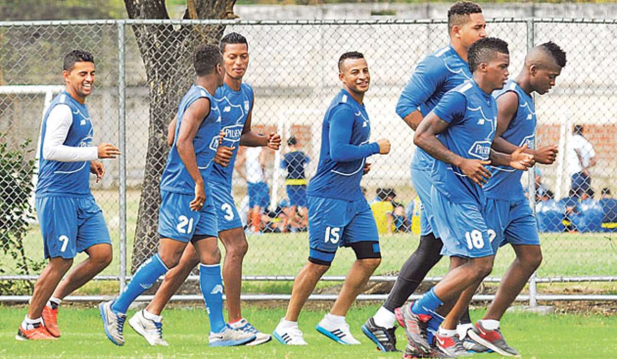 Los jugadores de Emelec, durante la &uacute;ltima pr&aacute;ctica que realizaron en el complejo de Los Samanes, antes de viajar a Quito para enfrentar a los &lsquo;chullas&rsquo;. Foto: API