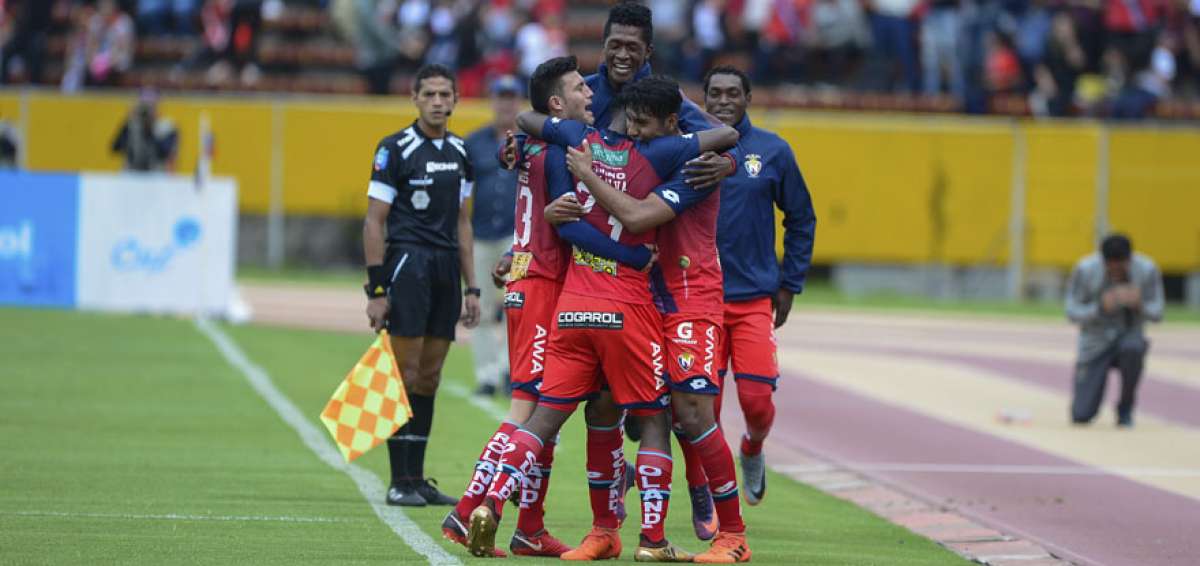 Los jugadores de El Nacional festejan el segundo tanto de Miguel Parrales que signific&oacute; el triunfo &ldquo;criollo&rdquo; sobre Liga de Quito.  