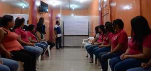 En el centro &ldquo;Luz de la vida&rdquo;, ubicado en el sur de Guayaquil, las mujeres que cayeron en el consumo de estupefacientes hablan frente a un grupo de sus objetivos futuros, sus progresos y las sensaciones de su doloroso pasado. 