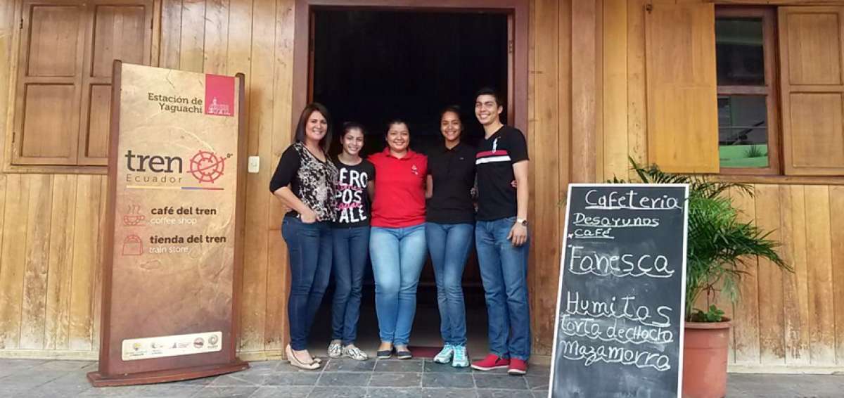 Maribel Pinela (centro) administra Caf&eacute; del Tren, en Yaguachi. All&iacute; atiende todos los viernes, s&aacute;bados y domingos a unos 140 turistas que viajan en el ferrocarril.