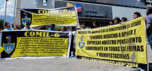 Una comisi&oacute;n de padres de familia, que protest&oacute; hasta el mediod&iacute;a, dialog&oacute; con autoridades educativas. El Ministerio aspira a visitar cada plantel.