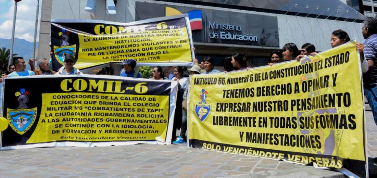 Una comisi&oacute;n de padres de familia, que protest&oacute; hasta el mediod&iacute;a, dialog&oacute; con autoridades educativas. El Ministerio aspira a visitar cada plantel.