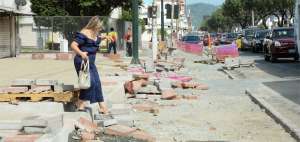 Los vecinos de La Atarazana deben barrer cotidianamente la acera para evitar que el polvo generado por los trabajos les afecte en su salud.