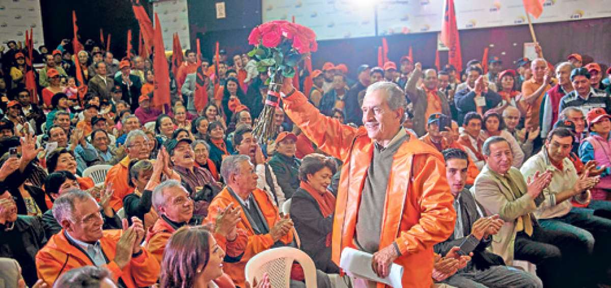 Rodrigo Borja es aplaudido por los militantes de la ID. En la parte inferior de la imagen aparecen Vilma Andrade, Paco Moncayo y Wilfrido Lucero. Foto: Fernando Sandoval / El Tel&eacute;grafo