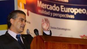 El ministro se&ntilde;al&oacute; que los responsables europeos "van a ofrecer un paquete adaptado a las necesidades del Ecuador". Foto: EFE
