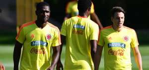 Cristian Zapata (izq.), zaguero de la selecci&oacute;n de Colombia, trabaj&oacute; junto al resto de compa&ntilde;eros, bajo las &oacute;rdenes del argentino Jos&eacute; P&eacute;kerman.