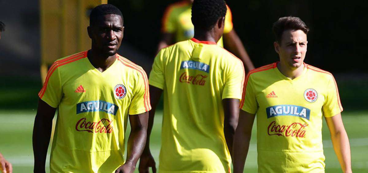Cristian Zapata (izq.), zaguero de la selecci&oacute;n de Colombia, trabaj&oacute; junto al resto de compa&ntilde;eros, bajo las &oacute;rdenes del argentino Jos&eacute; P&eacute;kerman.