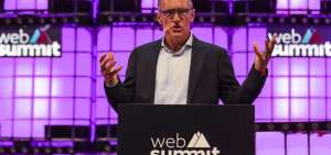 El inventor de la p&aacute;gina web, Tim Berners-Lee, pronuncia un discurso durante la inauguraci&oacute;n de la Web Summit en el Altice Pavillion, en Lisboa, Portugal.