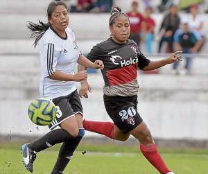 Andrea Pes&aacute;ntez (d), de Rocafuerte, es marcada por Michelle Granda, de Universidad San Francisco. Pes&aacute;ntez aport&oacute; para el bicampeonato del club guayaquile&ntilde;o. Foto: Miguel Jim&eacute;nez 