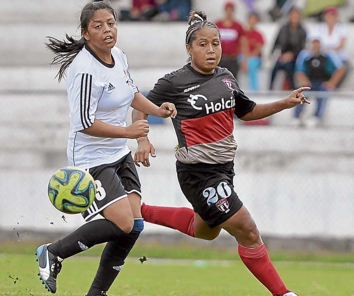 Andrea Pes&aacute;ntez (d), de Rocafuerte, es marcada por Michelle Granda, de Universidad San Francisco. Pes&aacute;ntez aport&oacute; para el bicampeonato del club guayaquile&ntilde;o. Foto: Miguel Jim&eacute;nez 