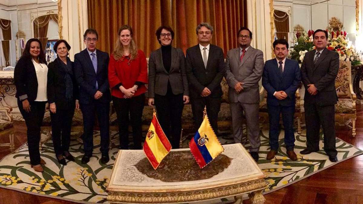 Autoridades de Ecuador y Espa&ntilde;a se reunieron para analizar canje de deuda.