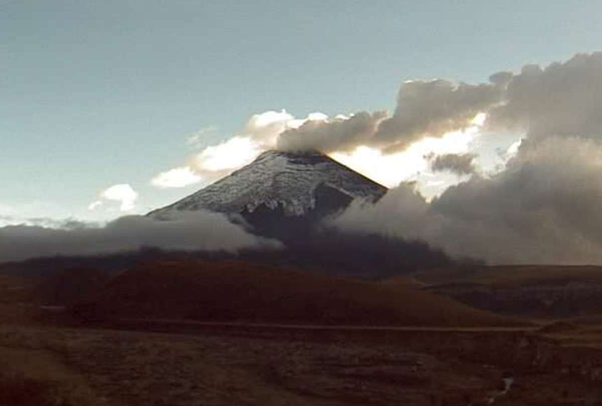 Se registró la emisión de gases desde el volcán Cotopaxi