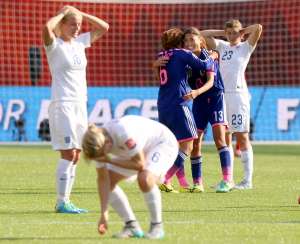 Dos jugadoras japonesas celebran el tanto de la victoria mientras tres seleccionadas inglesas se lamentan por el gol en el tiempo de adici&oacute;n. Foto: AFP