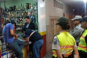 Los agentes aduaneros pidieron las facturas de los licores en los negocios machale&ntilde;os. Foto: Cortes&iacute;a