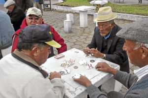 El juego del Cuarenta es una pr&aacute;ctica que ayuda a los adultos mayores a mantener la agilidad cerebral. Foto: Elizabeth Maggi / para El Tel&eacute;grafo