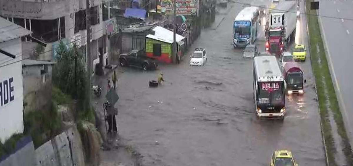 Acumulaci&oacute;n de aguas lluvia en los alrededores del Colegio T&eacute;cnico Ismael Proa&ntilde;o Andrade.