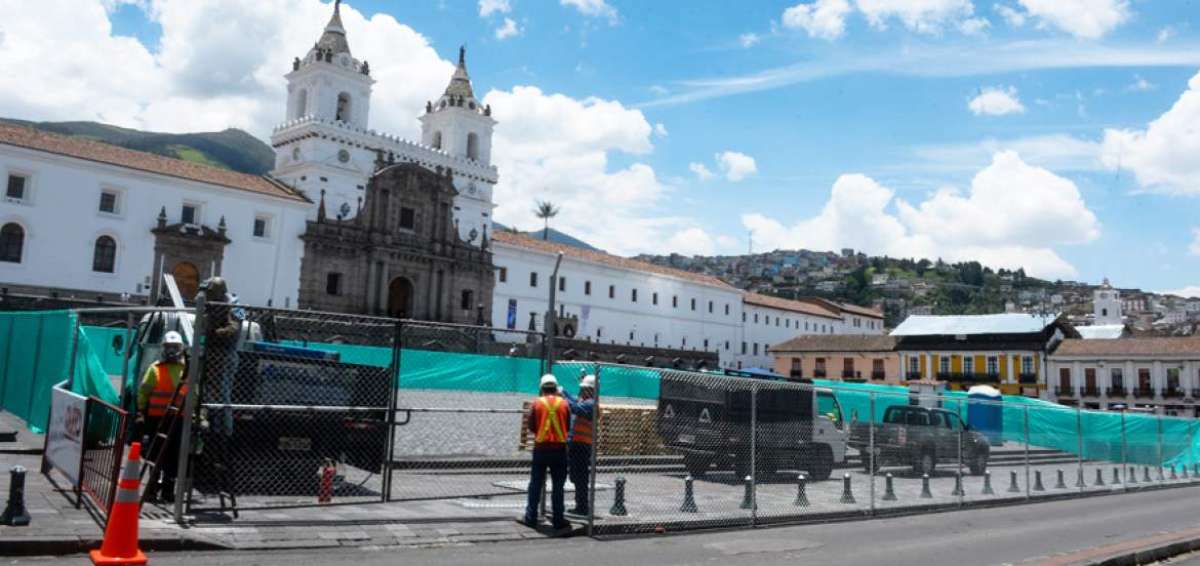 Personal del consorcio Acciona-Odebrecht coloc&oacute; ayer un cerramiento de malla alrededor de la zona de la hist&oacute;rica plaza que ser&aacute; intervenida.