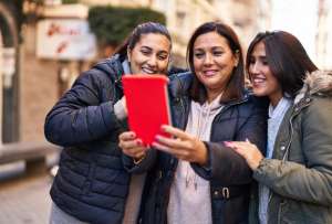 Las postulaciones deben enviarse en los formatos establecidos por la convocatoria.