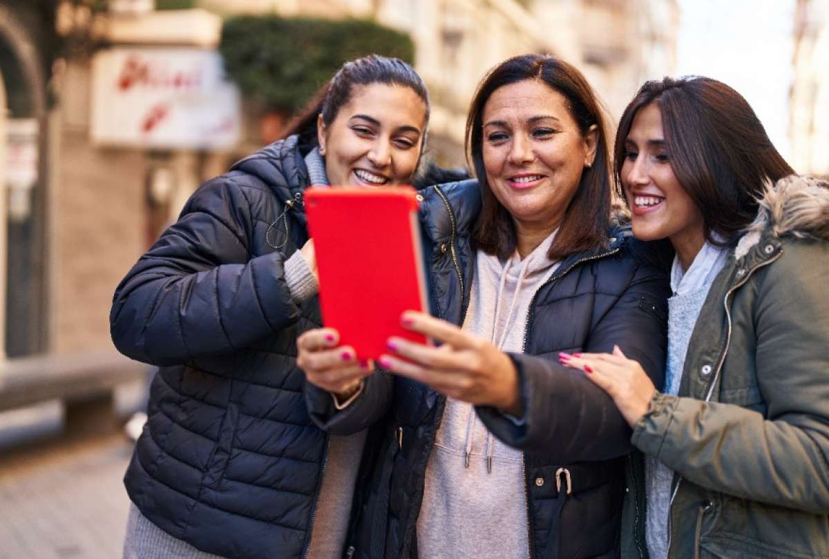 Las postulaciones deben enviarse en los formatos establecidos por la convocatoria.