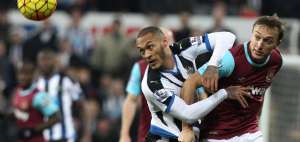 Mark Noble (der.) capit&aacute;n del West Ham, disputa la pelota con Yoan Gouffran, delantero del Newcastle.