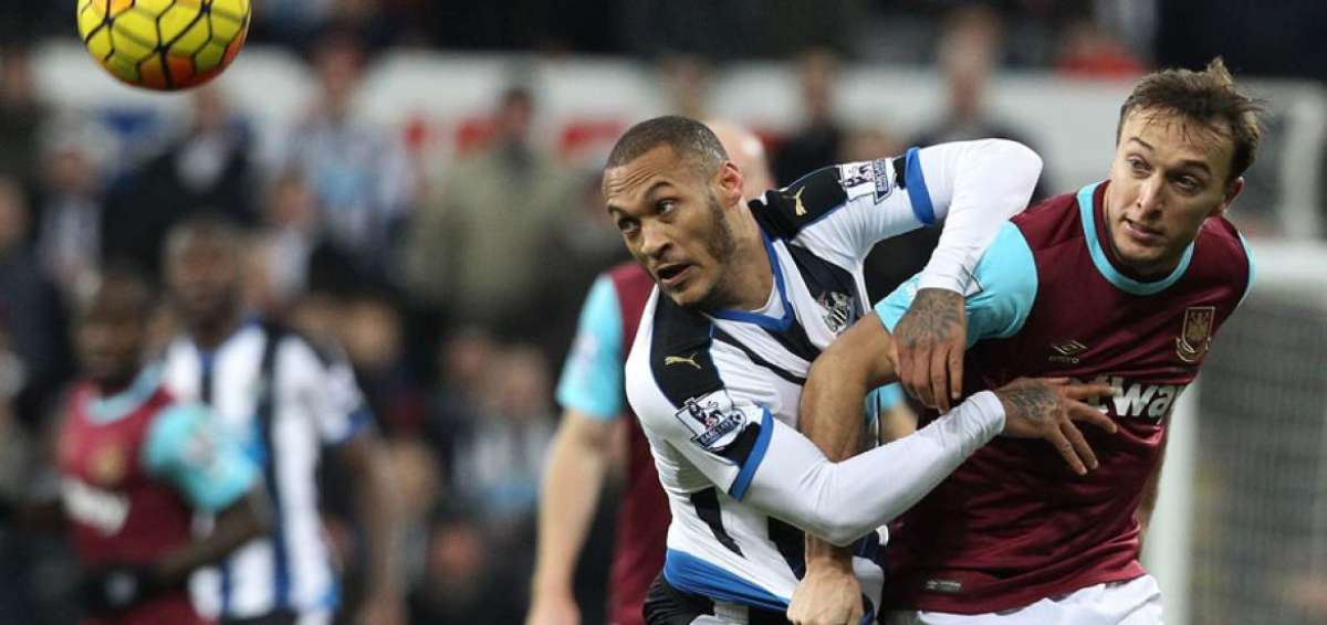 Mark Noble (der.) capit&aacute;n del West Ham, disputa la pelota con Yoan Gouffran, delantero del Newcastle.
