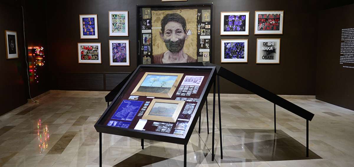 Durante la muestra antol&oacute;gica de La Artefactor&iacute;a, &iquest;Es in&uacute;til sublevarse?, Alvarado expuso estas obras que aparecen en el libro Dif&iacute;cil de leer.