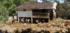 El sector rural de Portovelo sigue afectado, la v&iacute;a La Tira, entre Portovelo y Salat&iacute;, est&aacute; bloqueada por derrumbes y en Ambocas una pe&ntilde;a da&ntilde;&oacute; una casa.