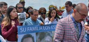 Familiares de los colaboradores de El Comercio se trasladaron a Colombia,  para seguir de cerca el proceso de identificaci&oacute;n de los cad&aacute;veres.