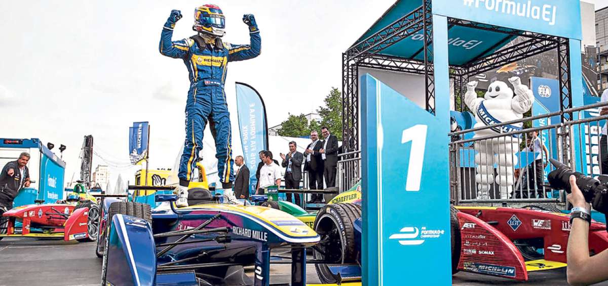 Sebastien Buemi, campe&oacute;n vigente de la F&oacute;rmula E, festeja uno de sus logros en la temporada pasada. Se par&oacute; encima de su veh&iacute;culo de la marca Renault.