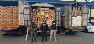 En operativos ejecutados por la Senae, se aprehendieron 2.251 cartones de frutas y 109 sacos de cebolla y lim&oacute;n.