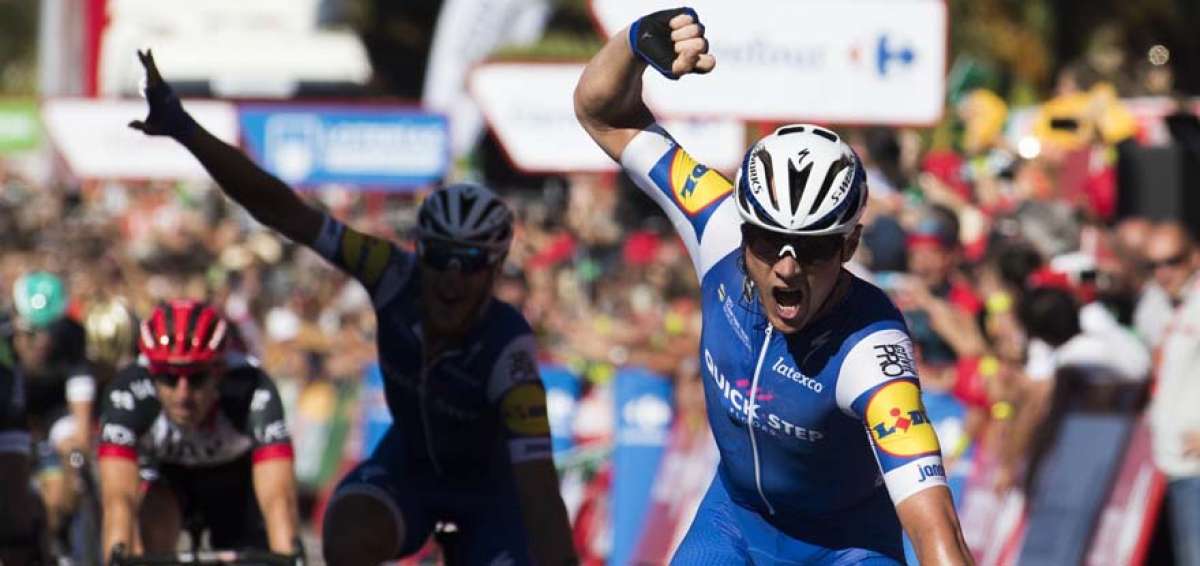 El ciclista belga Yves Lampaert, del equipo Quick Step Floors celebra el primer lugar al cruzar la meta en la localidad francesa de Gruissant. 