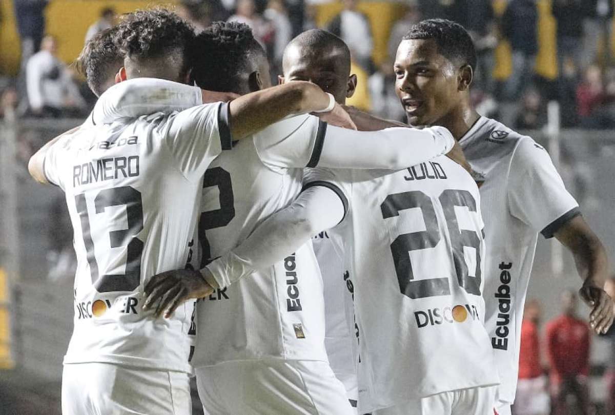 Liga de Quito puso un pie en la final de la Copa de Campeones, tras golear al Aucas.