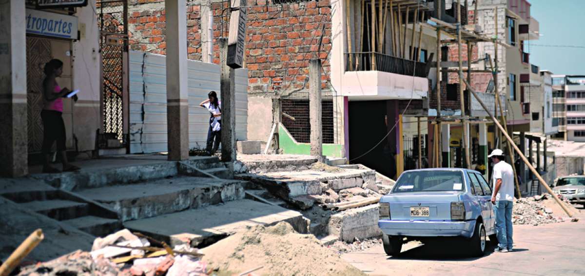 Por momentos, los due&ntilde;os de las casas ingresan a la zona cero, para revisar sus enseres.