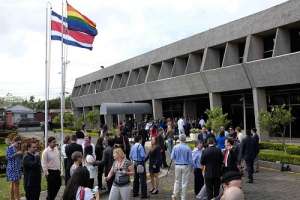Un grupo de personas asiste al acto en el que el presidente de Costa Rica, Luis Guillermo Sol&iacute;s, iz&oacute; por primera vez la bandera de la diversidad sexual. Foto: EFE