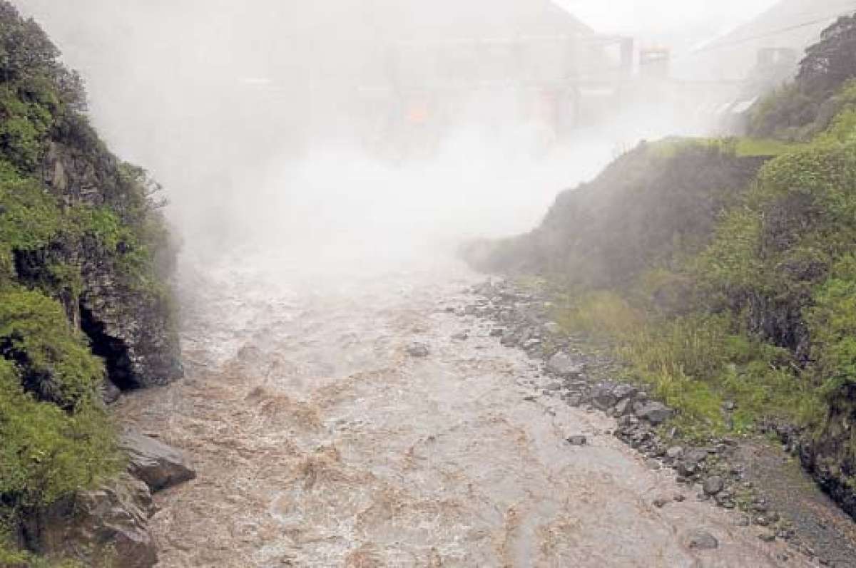 El domingo, la represa Agoy&aacute;n abri&oacute; las compuertas para permitir la salida del agua de r&iacute;o. Foto: Carlos Novoa / El Tel&eacute;grafo