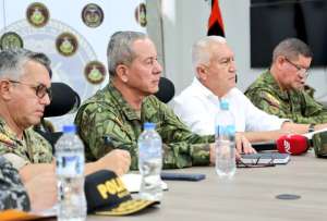 El ministro Luis Lara (segundo, der.) presidió la reunión con su homólogo de Colombia para analizar el Plan de Protección de Fronteras.