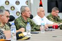 El ministro Luis Lara (segundo, der.) presidió la reunión con su homólogo de Colombia para analizar el Plan de Protección de Fronteras.