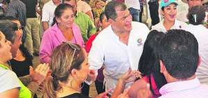 El presidente Rafael Correa, cant&oacute; los temas de Julio Jaramillo con los habitantes de la localidad.